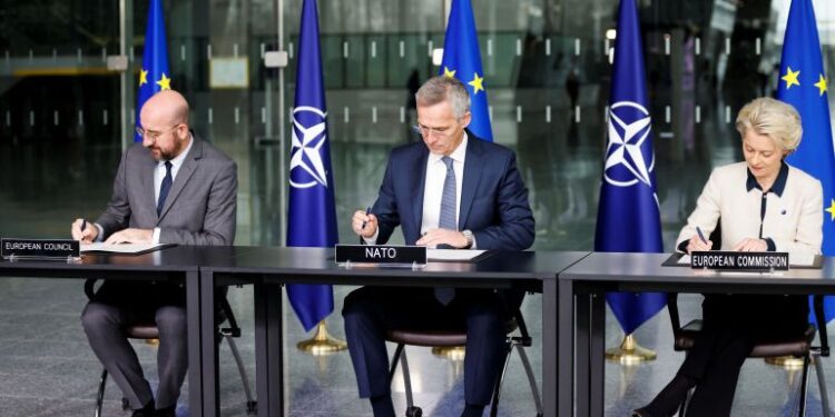 الناتو والإتحاد الأوروبي أثناء التوقيع